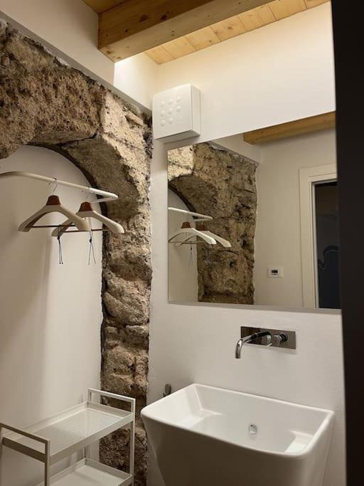 La Piccola Casa Al Lago - Intera Casa Con 3 Camere E 2 Box ซาโล ภายนอก รูปภาพ